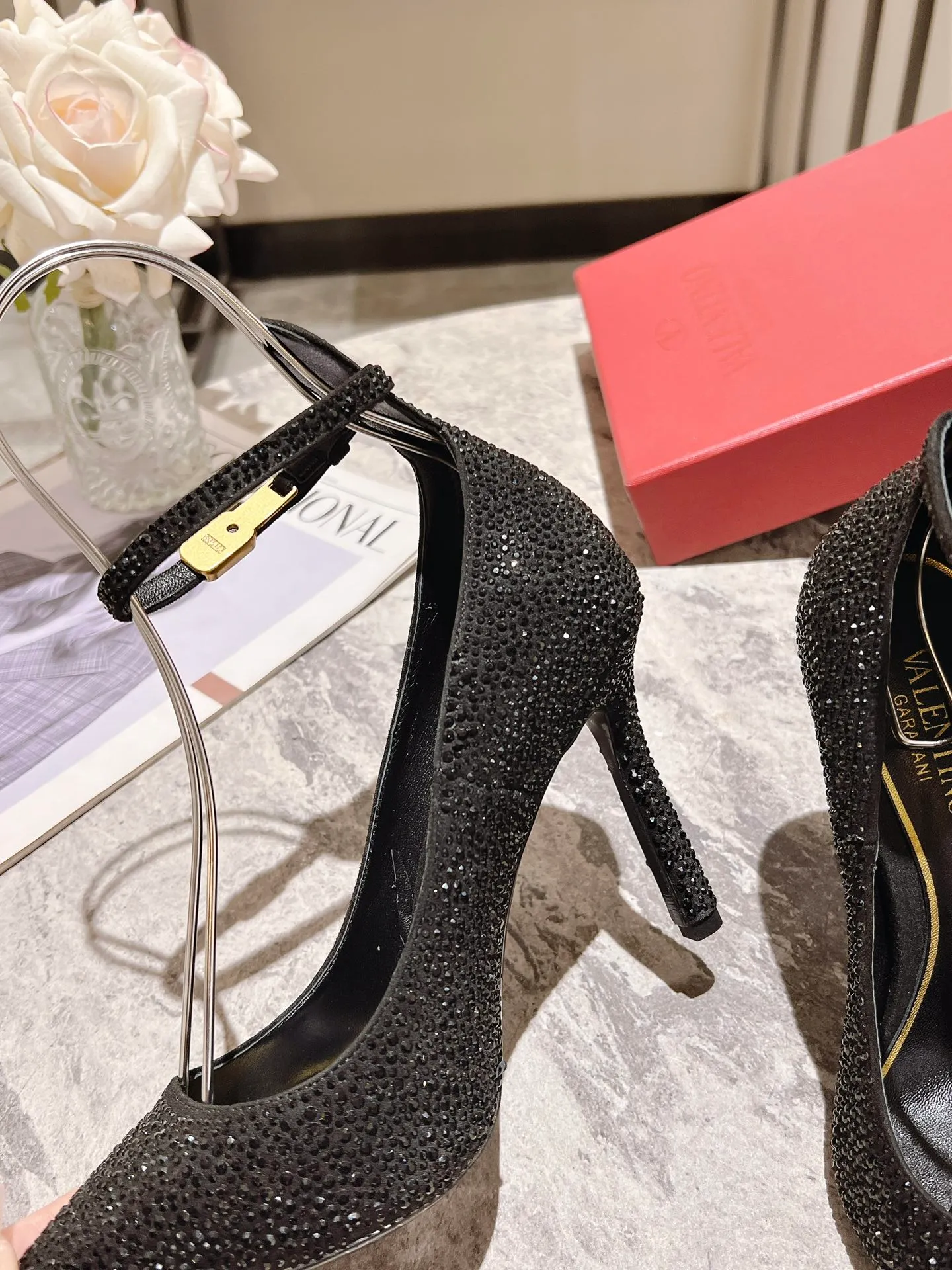 👟👟Ex-factory price 500👟👟 Genuine leather sole +40 Top version 𝑉𝐴𝐿𝐸𝑁𝑇𝐼𝑁𝑂 Valentino new spring and summer women's 6⃣️color "Czech Diamond💎" full diamond shoes The unique [V’s handcrafted diamond production] brings out a full sense of high-end, and the new season will live up to expectations! Worth buying★Absolutely high-grade❥Original method, Absolutely sensual❥Elegant style, creating a different feeling, simple and elegant style!  Code number: 35-41 (34-42 customized, non-returnable) Lining: Sheepskin lining Heel height: 10cm Leather outsole Rubber outsole